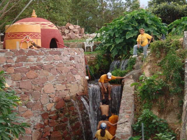 Montando por la cascada